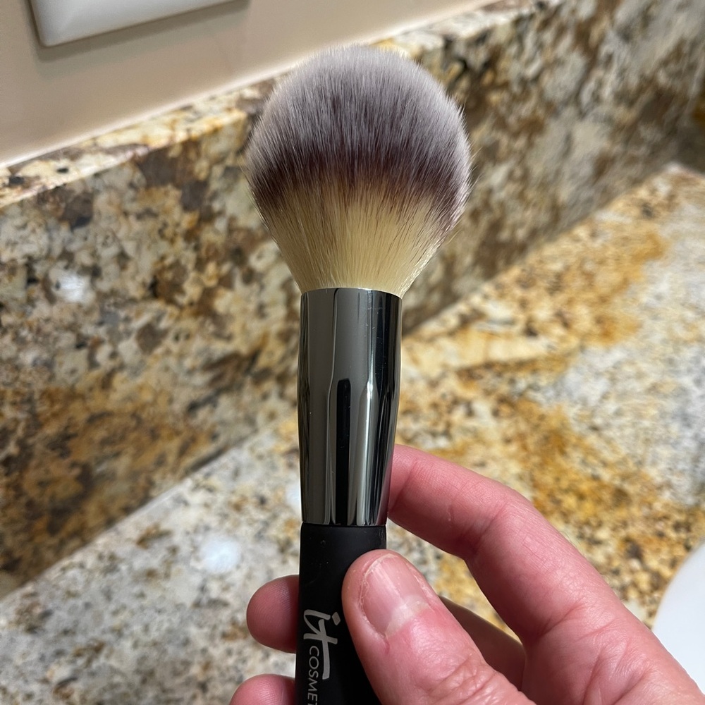 New- IT Cosmetics Fluffy Brush - Black and Silver
